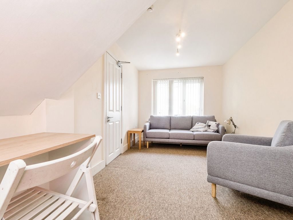 Five-bedroom house property photo 2