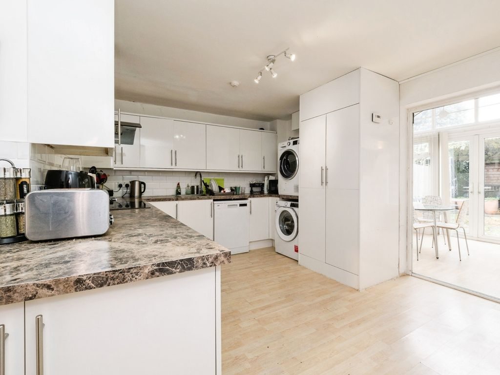 Five-bedroom house property photo 3