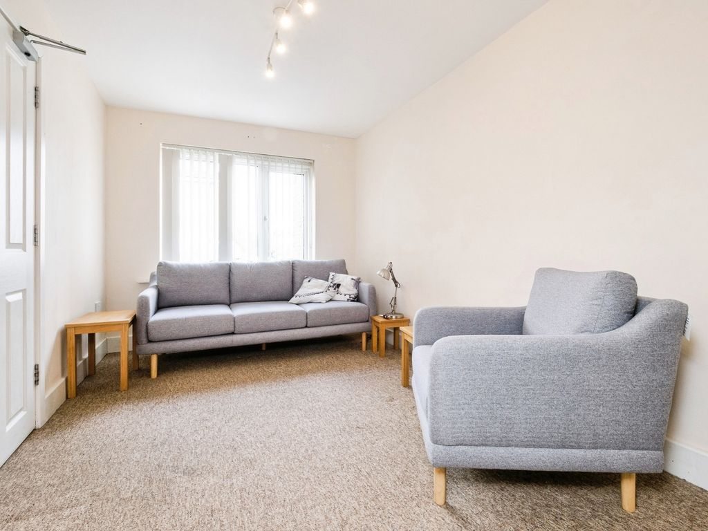 Five-bedroom house property photo 6