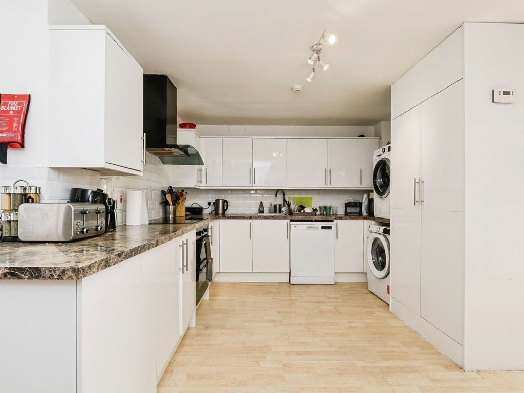 Five-bedroom house property photo 7