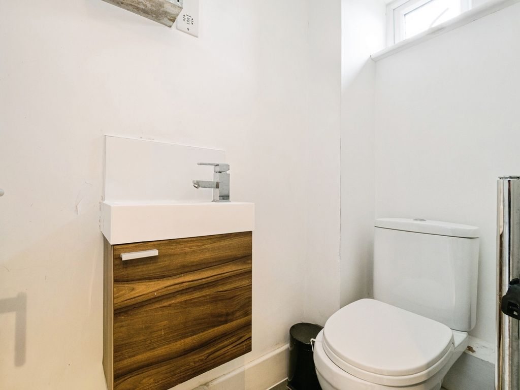 Five-bedroom house property photo 8